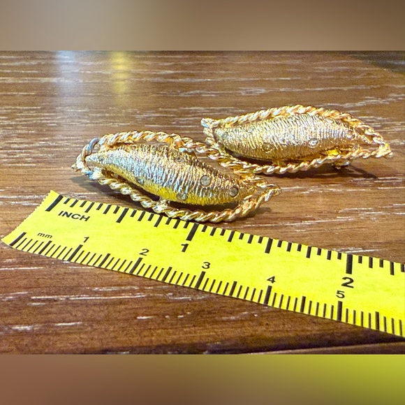 Hattie Carnegie Vintage and Signed Gold Tone Clear Rhinestone Clip Earrings - Picture 4 of 6